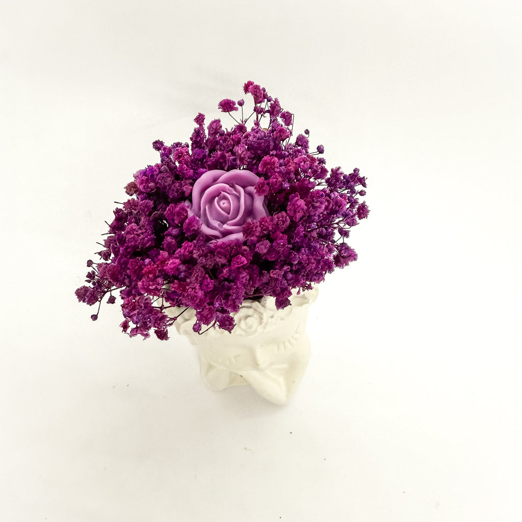 Boneca de Cerâmica com Flores Secas