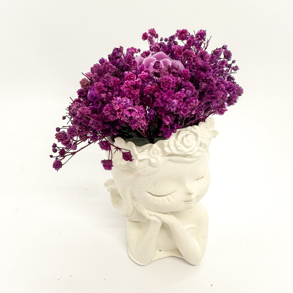 Boneca de Cerâmica com Flores Secas