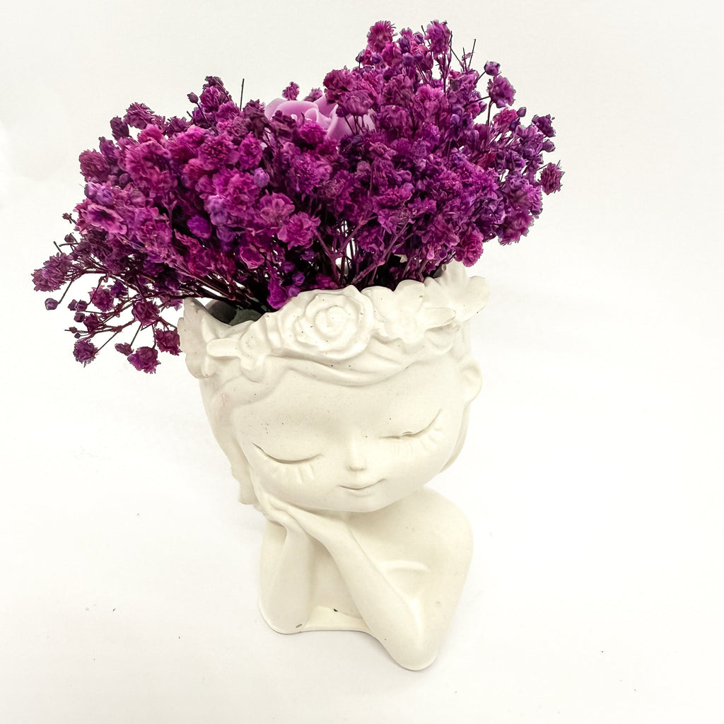 Boneca de Cerâmica com Flores Secas