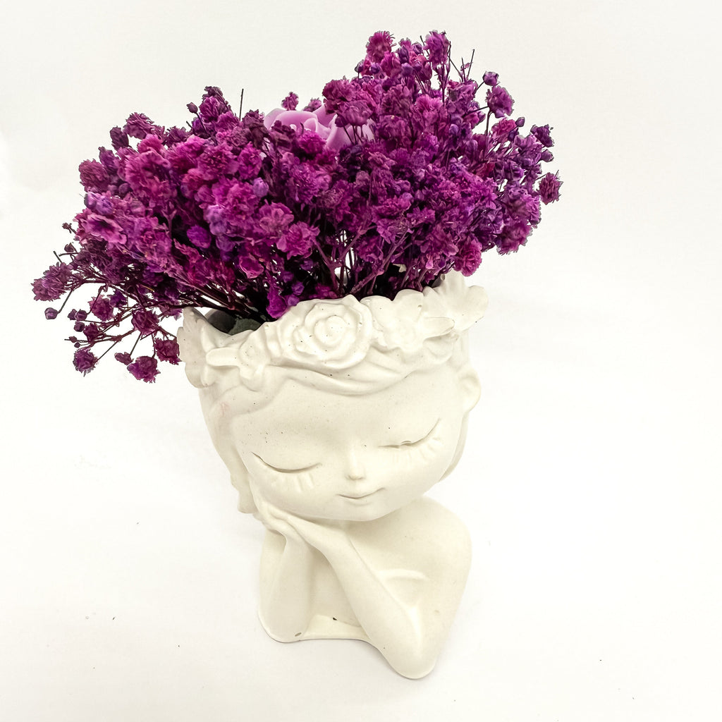 Boneca de Cerâmica com Flores Secas